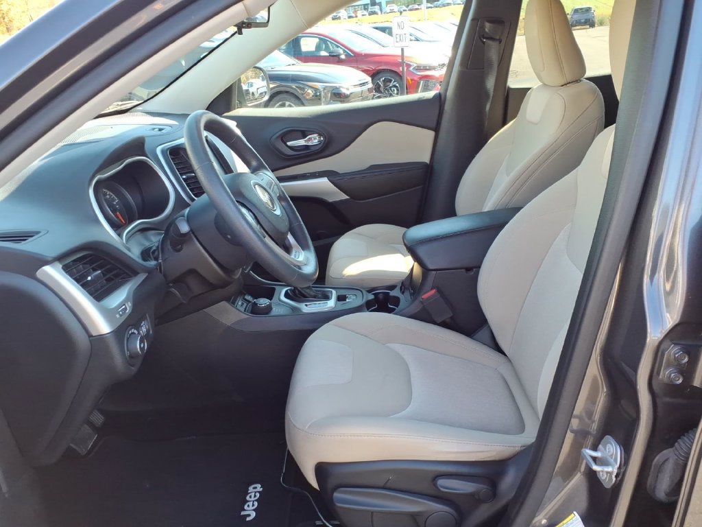 Used 2018 Jeep Cherokee Latitude AWD/4WD image 14