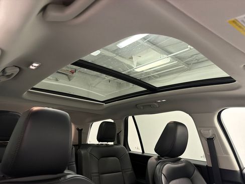Certified 2025 Lincoln Aviator AWD image 13