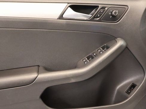 Used 2015 Volkswagen Jetta SE image 9