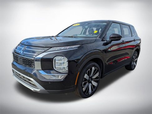 Used 2025 Mitsubishi Outlander SE image 8