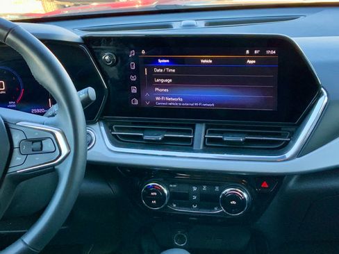 Certified 2025 Chevrolet Trax LT w/ Driver Confidence Package image 37