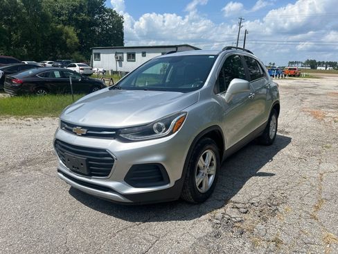 Used 2018 Chevrolet Trax LT w/ LT Convenience Package FWD image 3