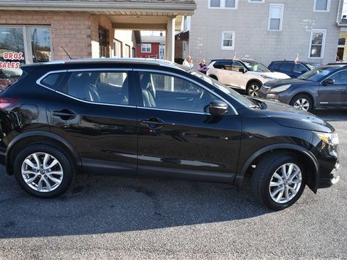 Used 2022 Nissan Rogue Sport SV image 2