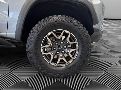 Used 2025 Chevrolet Colorado ZR2 w/ Technology Package AWD/4WD image 10