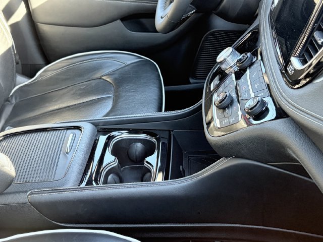 Used 2025 Chrysler Pacifica Limited FWD image 6