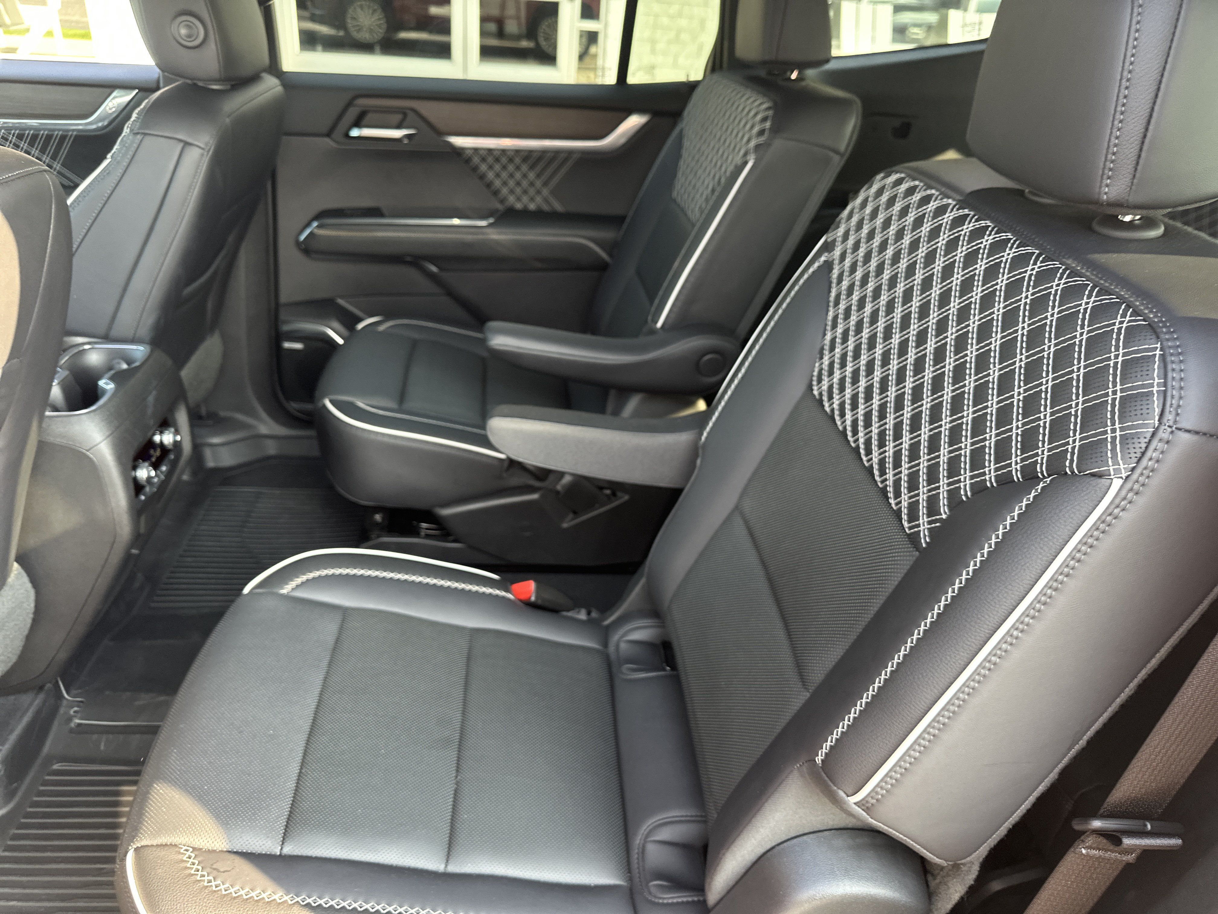 Used 2024 GMC Acadia Denali AWD/4WD image 12