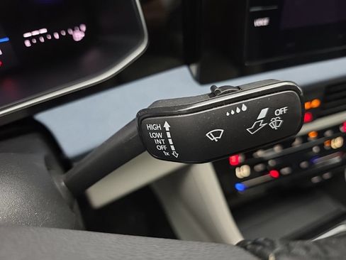 Used 2025 Volkswagen Jetta SE w/ Sunroof Package FWD image 29