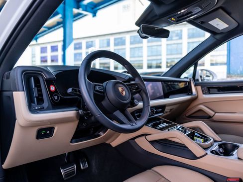 Certified 2026 Porsche Cayenne S AWD/4WD image 4