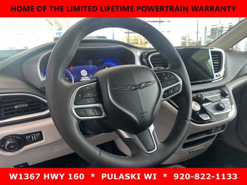 Used 2023 Chrysler Pacifica Touring-L FWD image 11