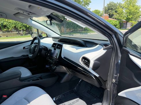 Used 2022 Toyota Prius LE FWD image 27