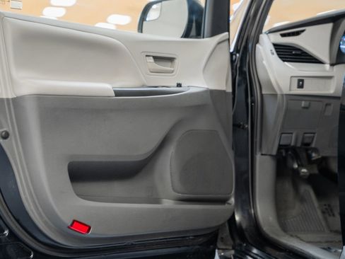 Used 2020 Toyota Sienna L image 33
