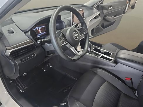 Used 2024 Nissan Altima 2.5 SV image 12