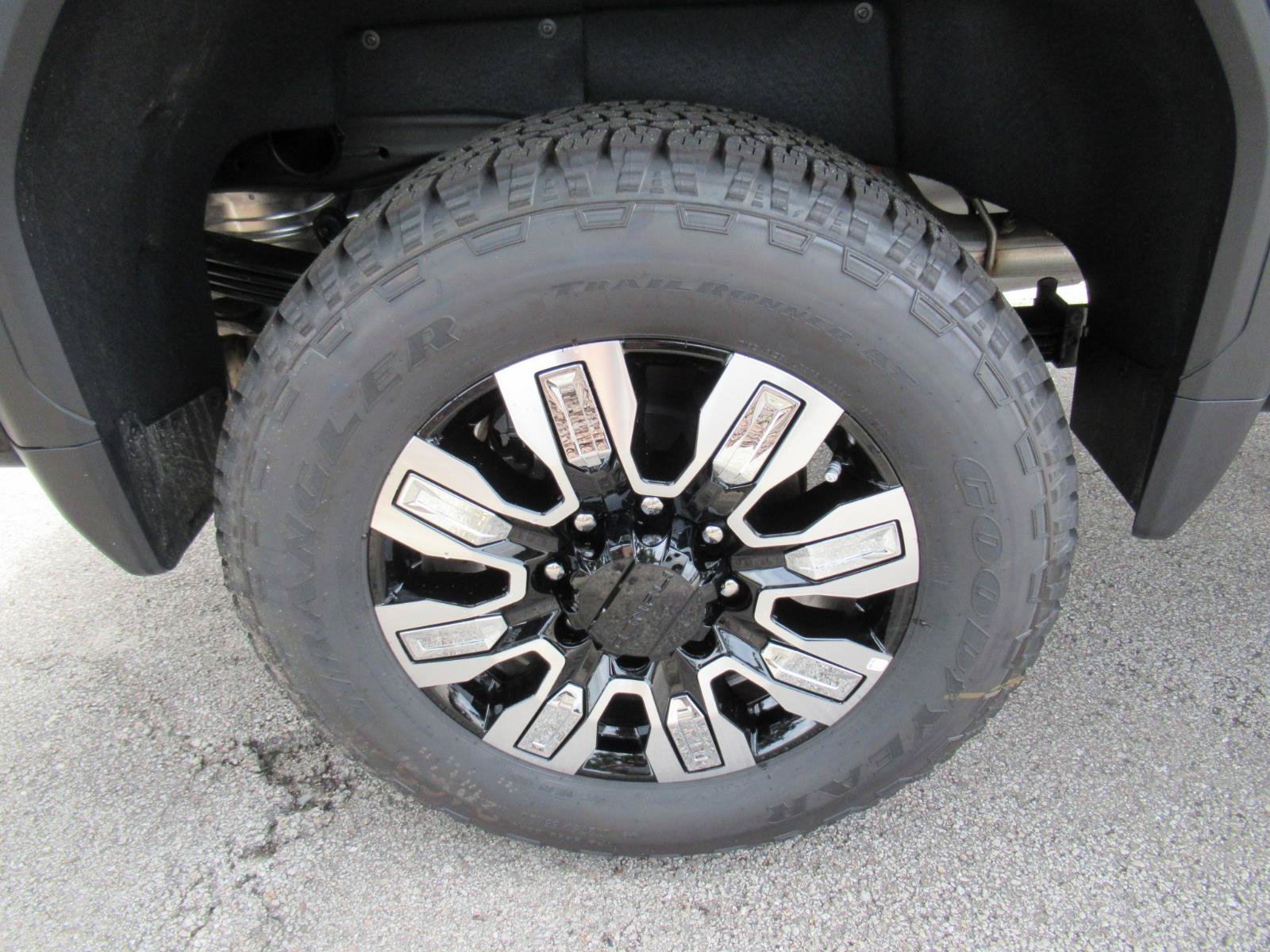 New 2026 GMC Sierra 2500 Denali w/ Denali Reserve Package AWD/4WD image 8
