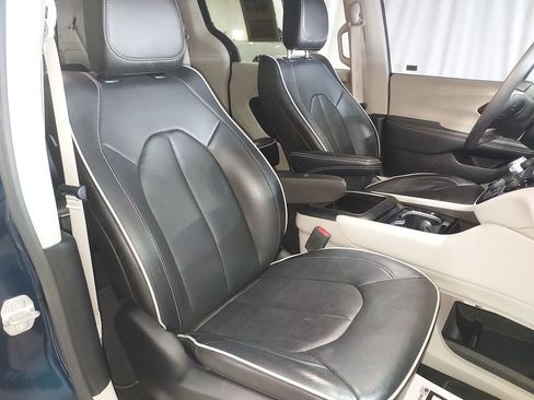 Used 2022 Chrysler Pacifica Limited image 32