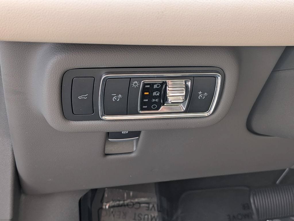 Used 2025 Lincoln Nautilus Premier AWD/4WD image 14