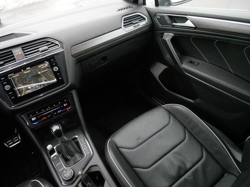 Certified 2022 Volkswagen Tiguan SEL R-Line image 11