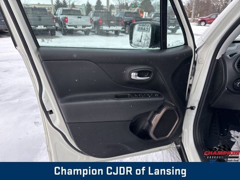 Used 2023 Jeep Renegade Latitude image 9