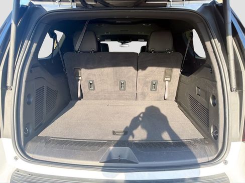 Used 2024 GMC Yukon XL SLT AWD/4WD image 12