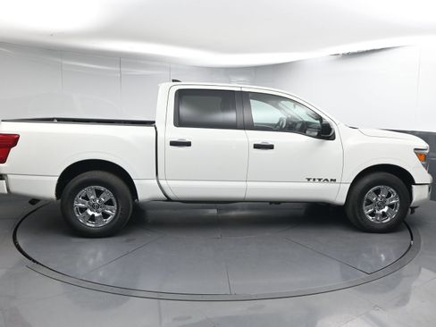 Used 2024 Nissan Titan SV w/ Accessory Utility Package image 9