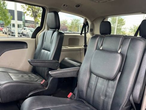 Used 2016 Chrysler Town & Country Touring FWD image 27