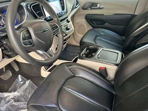 Used 2023 Chrysler Pacifica Touring-L FWD image 10