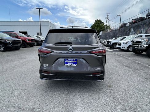 Used 2022 Toyota Sienna XSE w/ XSE Plus Package AWD/4WD image 4