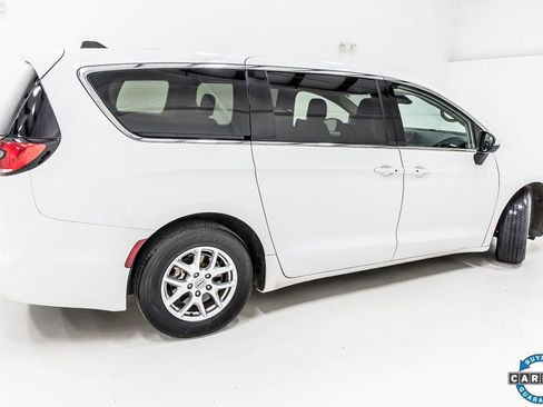 Used 2023 Chrysler Pacifica Touring-L image 7
