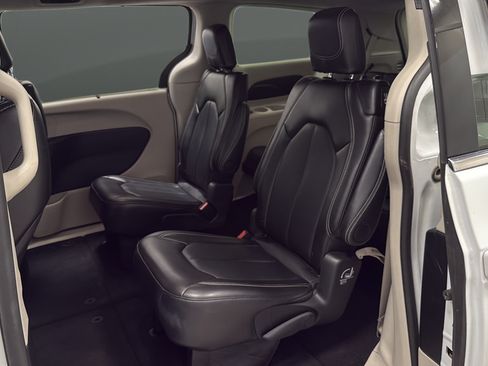 Used 2024 Chrysler Pacifica Touring-L FWD image 22
