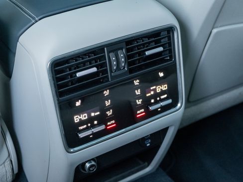 Certified 2023 Porsche Cayenne Platinum Edition image 38