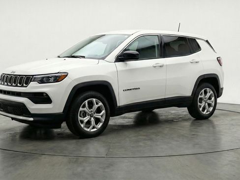 Used 2025 Jeep Compass Latitude image 3