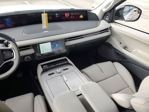 New 2025 Lincoln Navigator Reserve AWD/4WD image 17