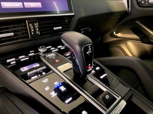Certified 2023 Porsche Cayenne Platinum Edition AWD/4WD image 17