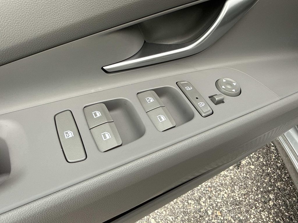 Used 2022 Hyundai Elantra SEL FWD image 21