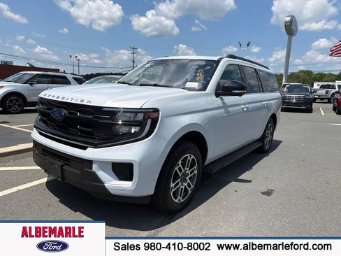 Used 2025 Ford Expedition Max Active AWD/4WD image 1
