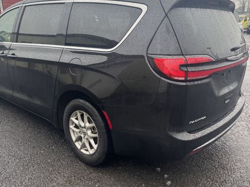 Used 2024 Chrysler Pacifica Touring-L image 7