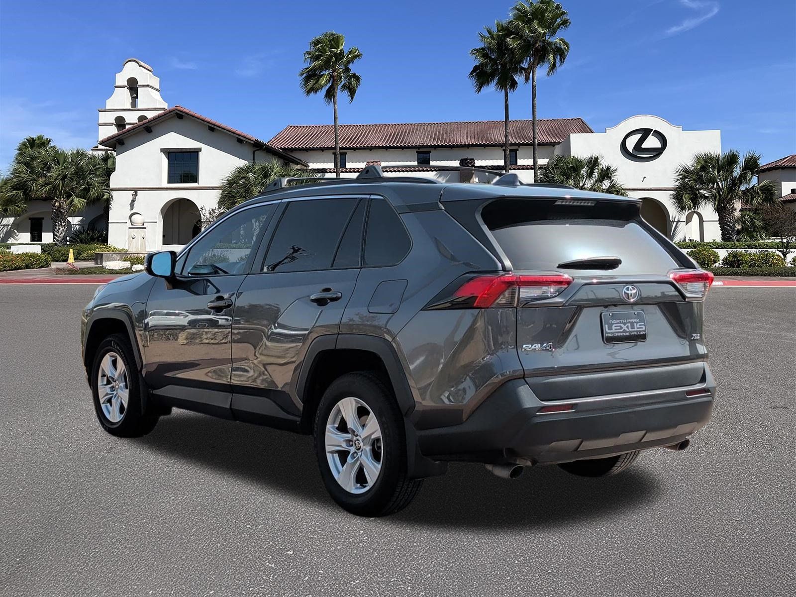 Used 2021 Toyota RAV4 XLE w/ Convenience Package FWD image 4