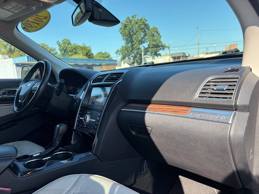 Used 2019 Ford Explorer Limited w/ Limited Luxury Package FWD image 32
