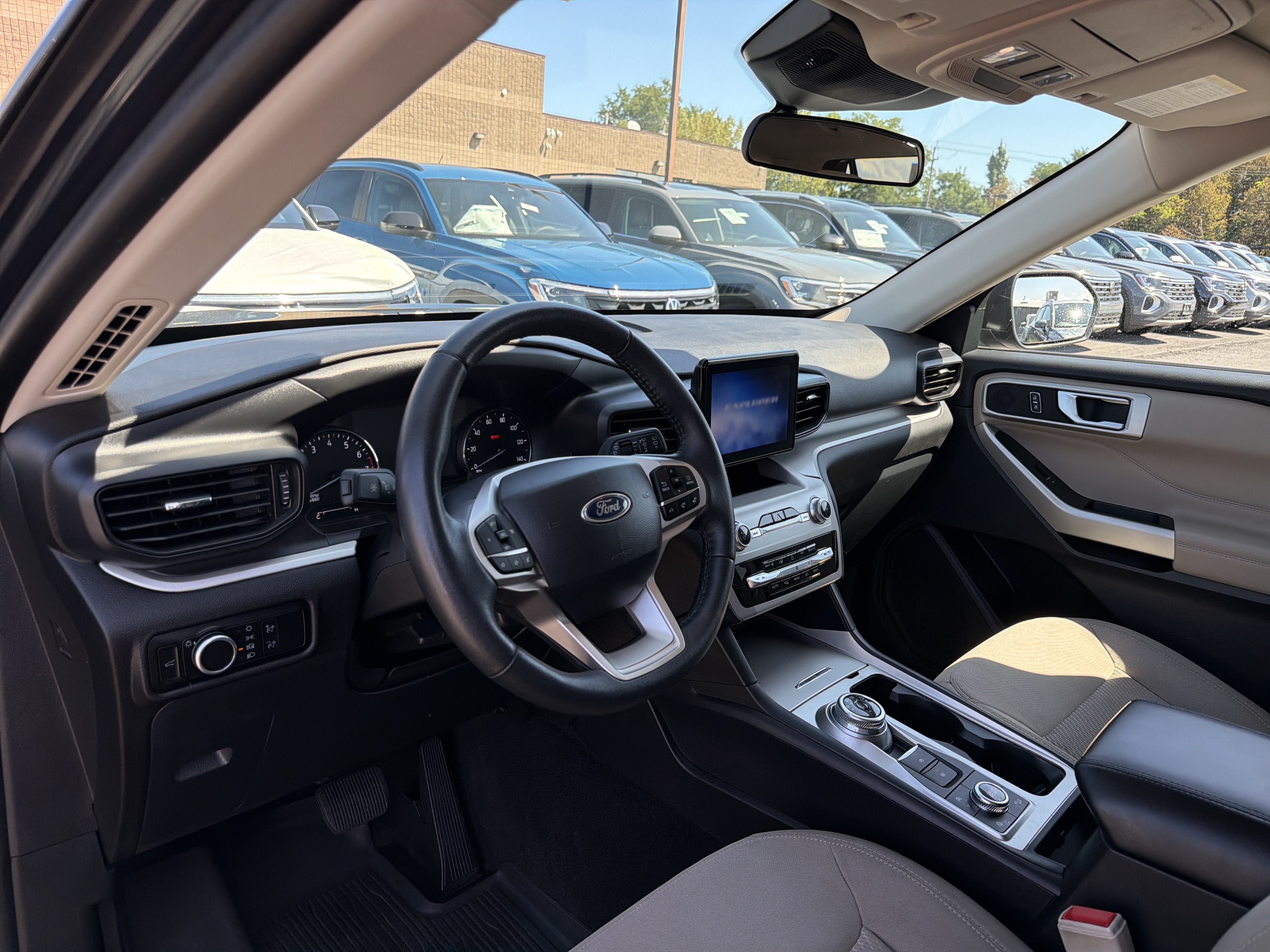 Used 2023 Ford Explorer XLT AWD/4WD image 9