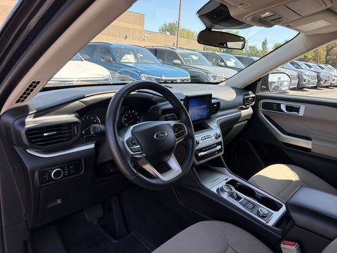 Used 2023 Ford Explorer XLT AWD/4WD image 9