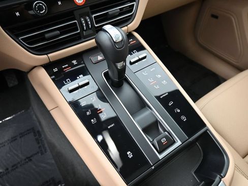 Certified 2025 Porsche Macan AWD/4WD image 24