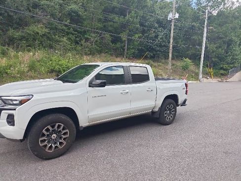 Used 2023 Chevrolet Colorado Z71 w/ Z71 Convenience Package 2 AWD/4WD image 6