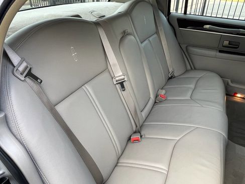 Used 2006 Lincoln Town Car Signature Limited image 15