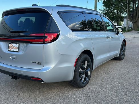 New 2026 Chrysler Pacifica Limited w/ S Appearance Package image 8