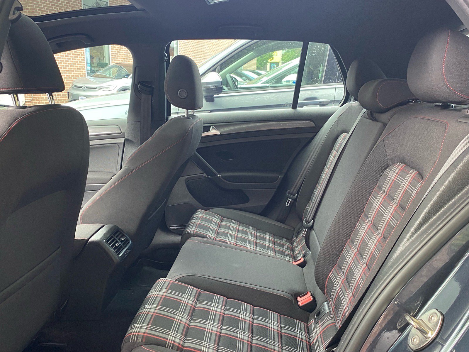 Used 2018 Volkswagen GTI SE FWD image 17
