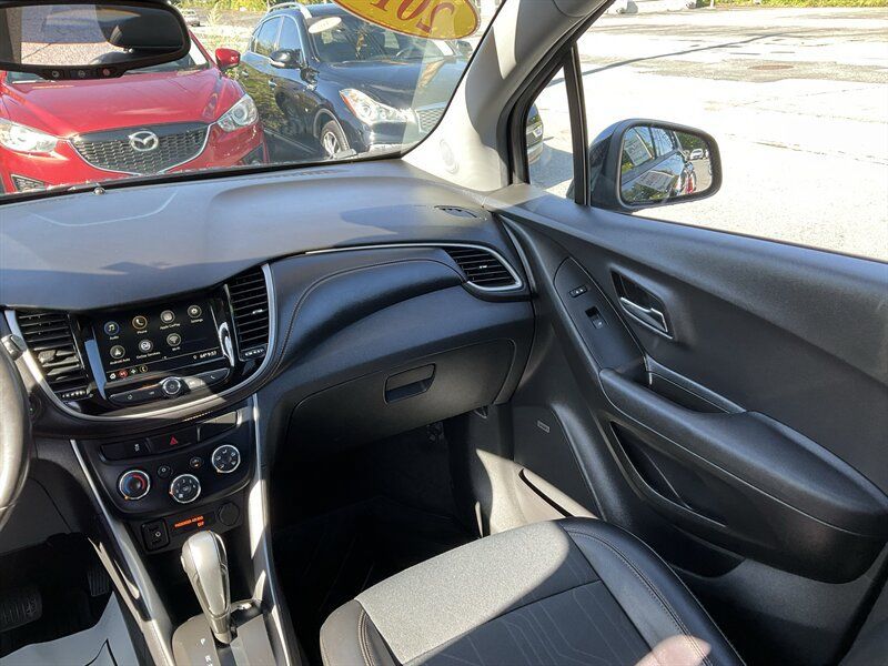 Used 2019 Chevrolet Trax LT w/ Sun & Sound Package AWD/4WD image 18