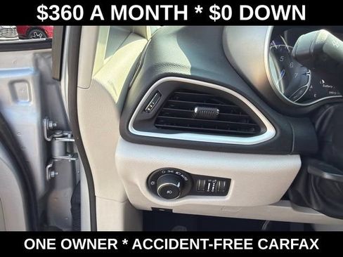 Used 2023 Chrysler Pacifica Touring-L FWD image 16