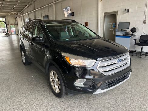 Used 2018 Ford Escape SE FWD image 2