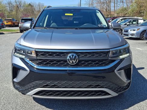 Used 2023 Volkswagen Taos SE w/ Panoramic Sunroof Package image 2