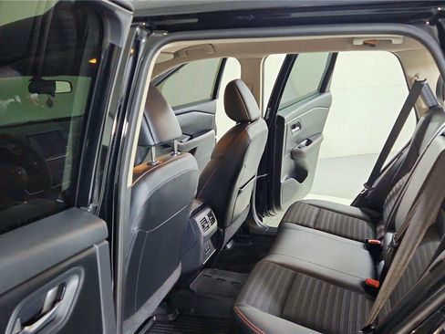 Certified 2025 Nissan Rogue SV image 33