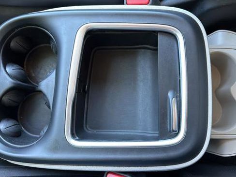 Used 2024 Chrysler Pacifica Limited FWD image 16